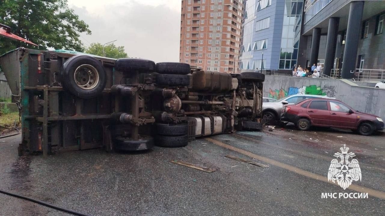 На Кировоградской в Уфе грузовик опрокинулся и придавил автомобиль | 1