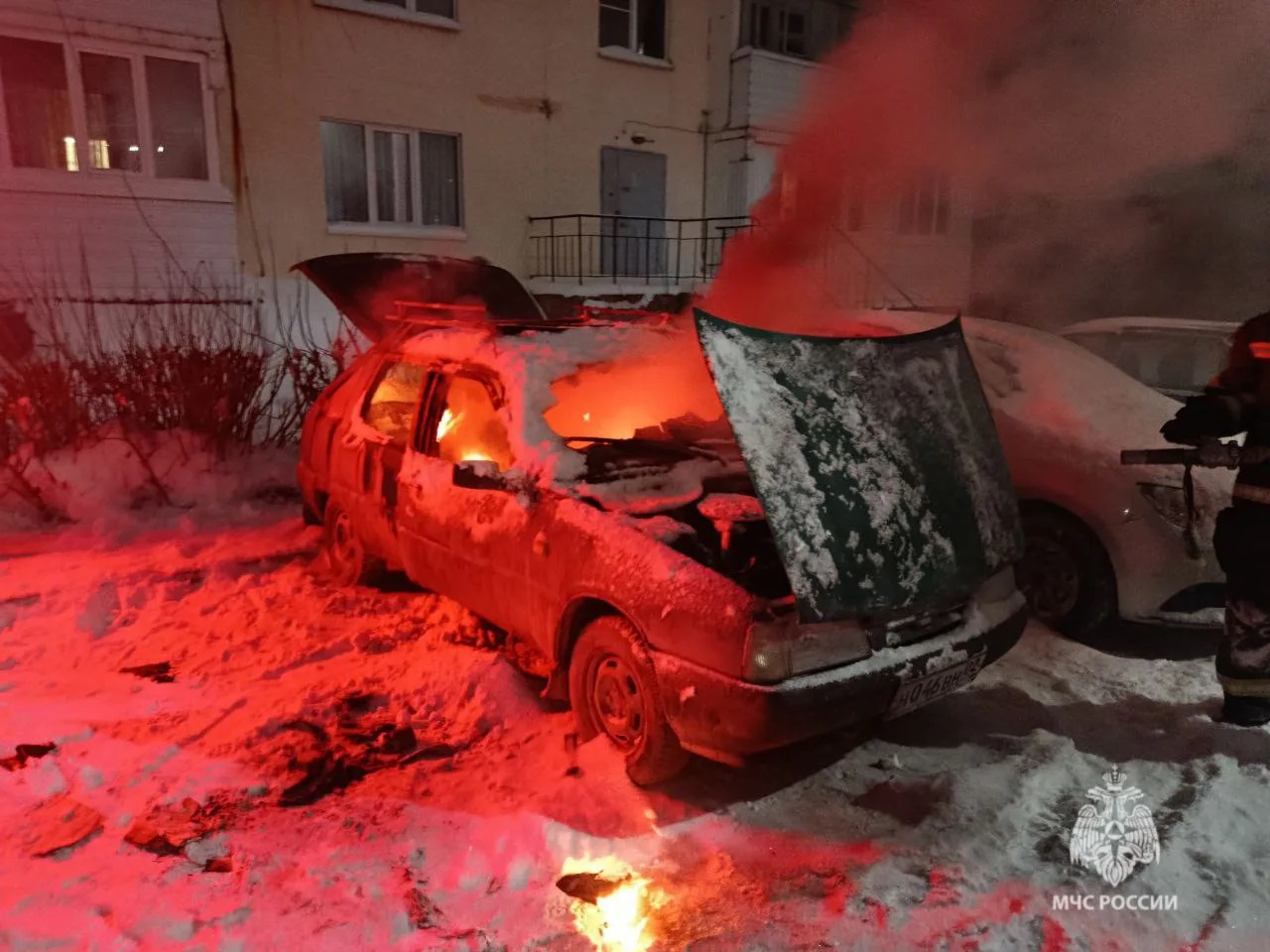 В Уфе загорелся автомобиль: пострадал мужчина | ГТРК «Башкортостан» В Уфе загорелся автомобиль: пострадал мужчина