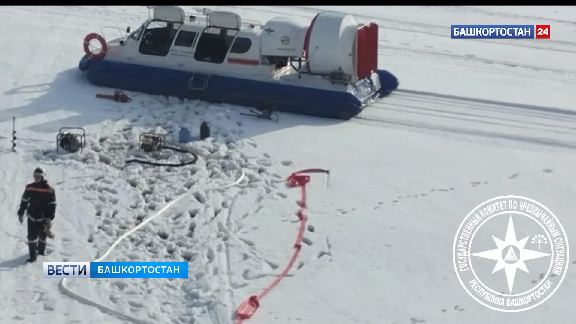 В Нуримановском районе Башкирии спасатели добрались к горящему коттеджу на судне с воздушной подушкой | 1