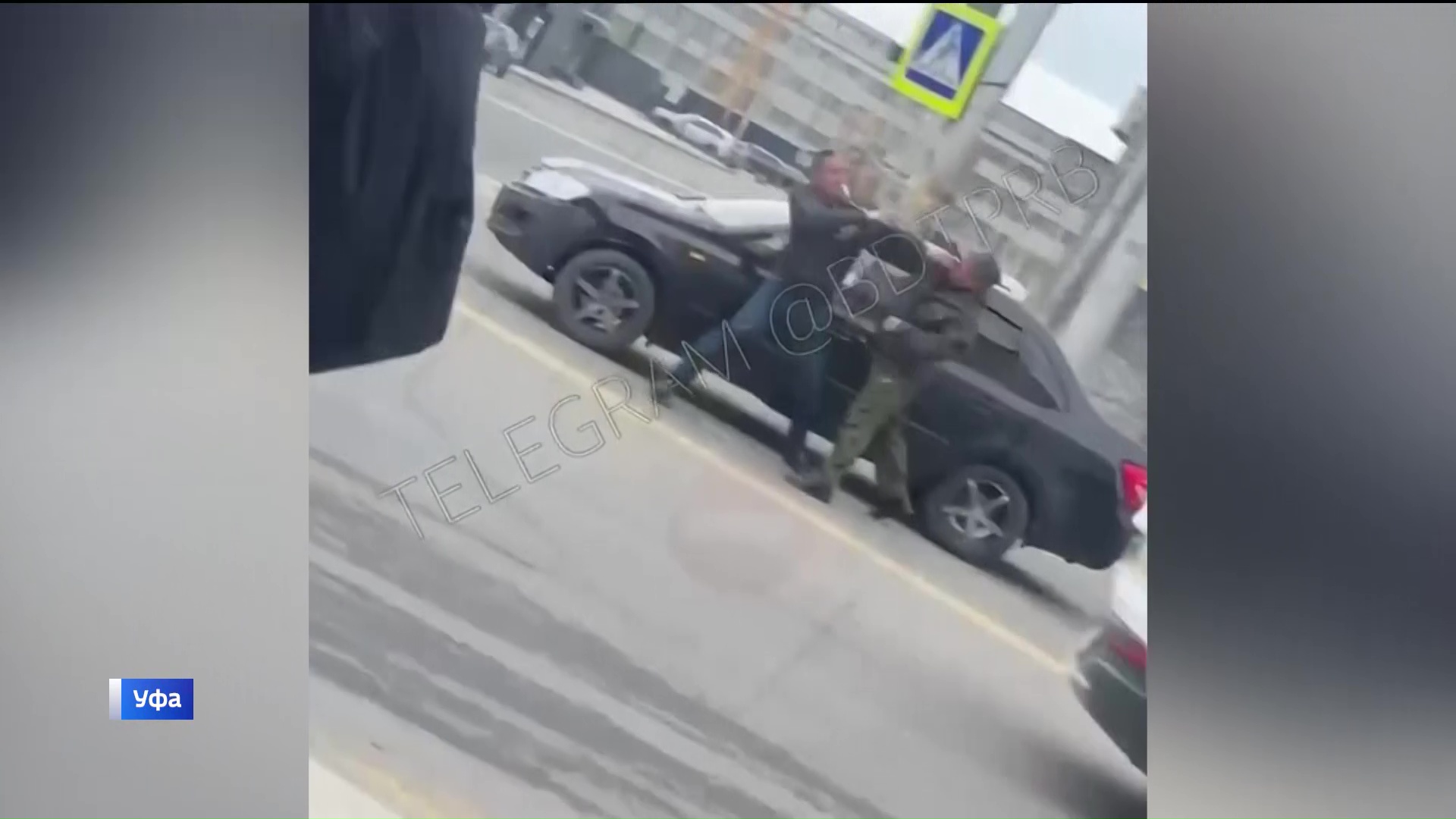 В центре Уфы на перекрестке улиц Карла Маркса и Революционной произошла драка между двумя водителями | ГТРК «Башкортостан» В центре Уфы на перекрестке улиц Карла Маркса и Революционной произошла драка между двумя водителями