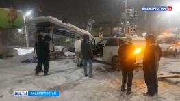 В Уфе в результате ночной аварии поврежден остановочный павильон «Трамплин»