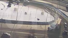 В Уфе из грузовика на дорогу выпали бревна