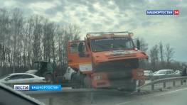 Поливомоечная машина, «Газель» дорожников, легковушка: массовое ДТП произошло на выезде из Уфы