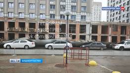 В Уфе ветер обрушил забор на машины на Мустая Карима