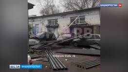 В Уфе на улице Ростовской сильный ветер сорвал крышу здания