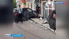 BMW въехала в здание на Галле в Уфе 