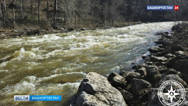 Пятеро туристов на байдарках перевернулись во время сплава в Башкортостане | ГТРК «Башкортостан»