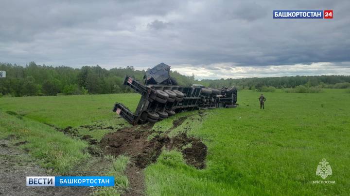 Перевозивший военную технику КамАЗ попал в ДТП на трассе М-5 в Башкортостане | ГТРК «Башкортостан»