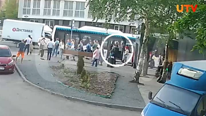 В Уфе водитель автобуса резко затормозил с открытой дверью: две женщины получили травмы | ГТРК «Башкортостан»