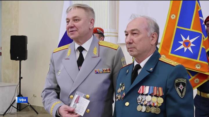 В Колонном зале Уфы Марата Латыпова наградили ведомственными и государственными наградами | ГТРК «Башкортостан»