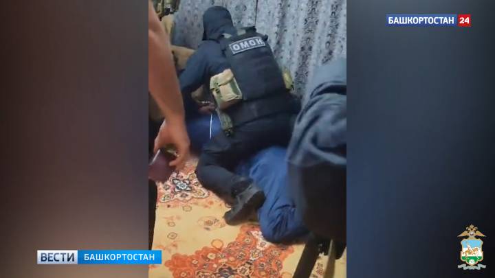 Полицейские нагрянули в квартиру к жителю Башкирии, спалившему машину из-за ревности | ГТРК «Башкортостан»