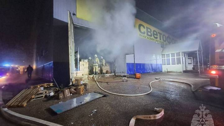 Ночью в Стерлитамаке 30 пожарных боролись с крупным возгоранием в магазине | ГТРК «Башкортостан»