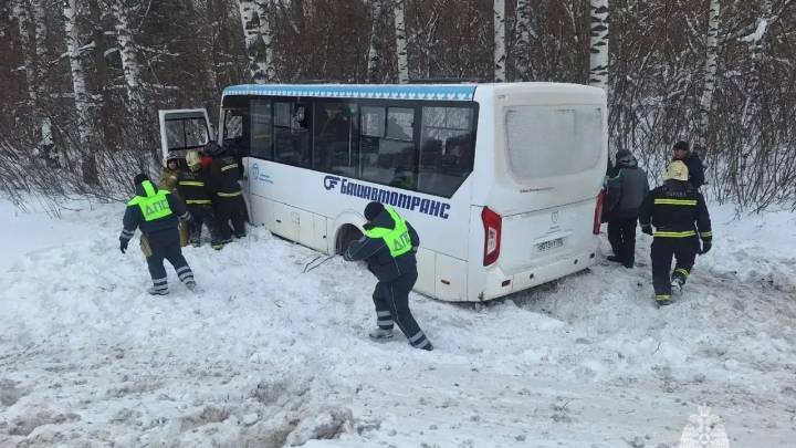 Автобус с пассажирами съехал в кювет в Башкирии: пострадали трое | ГТРК «Башкортостан»